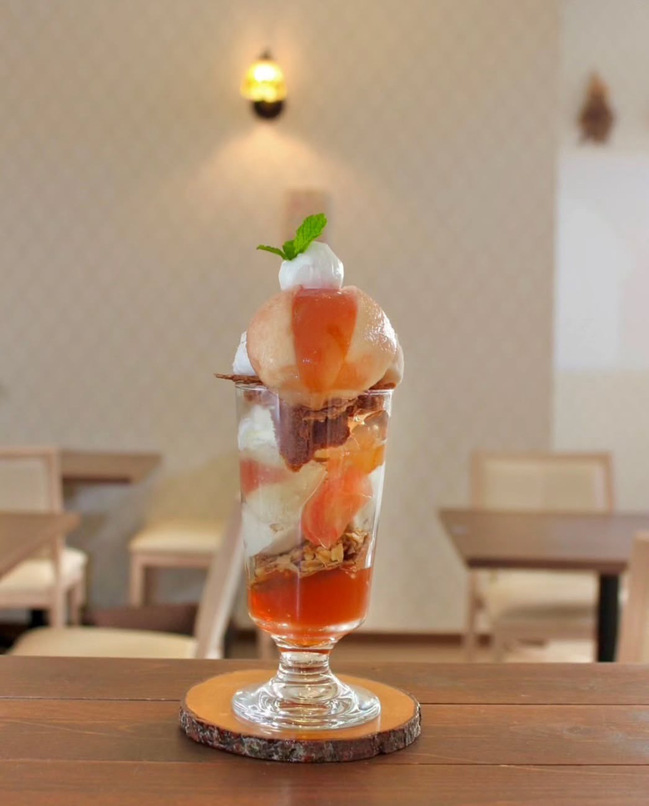 結婚式場の隣接カフェ《FAVORI》手作り　季節のパフェ　引換券を2名様にプレゼント！！