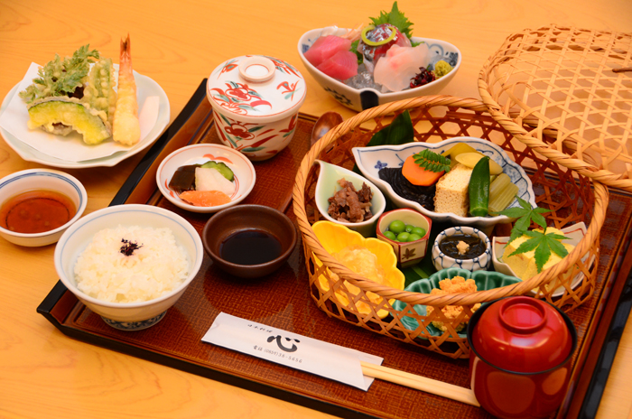 上品な日本料理店 旬を味わう籠盛り＜日本料理　心＞米子