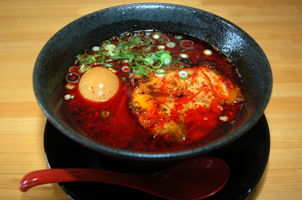 【益田市】＜めし屋　もぐもぐ亭＞何度でも食べたくなる赤ラーメン