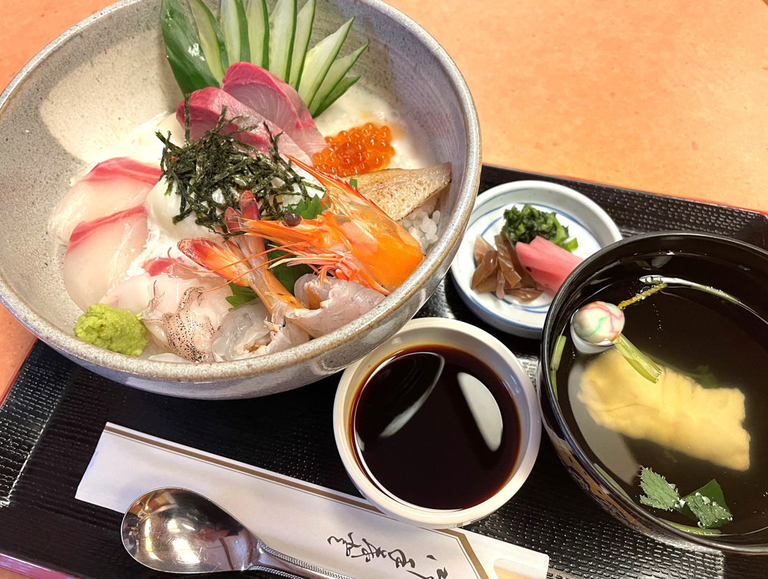 【大田市】< 寛ぎの宿 輝雲荘(きうんそう)>老舗旅館で気軽に味わう海鮮丼の魅力