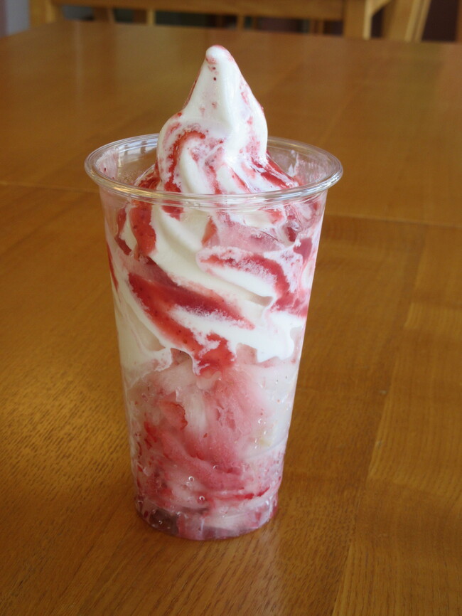 kinta削りイチゴソフト(イチゴソースがけ)(700円)