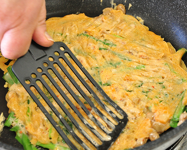 R4月28日号6面クッキング・キムチ納豆チヂミ.写真3 DSC_0815