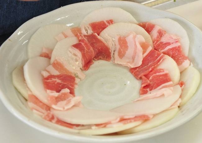 R1月22日号5面クッキング・大根と豚肉のさっぱりレンチン蒸し写真3トリ明   DSC_0531