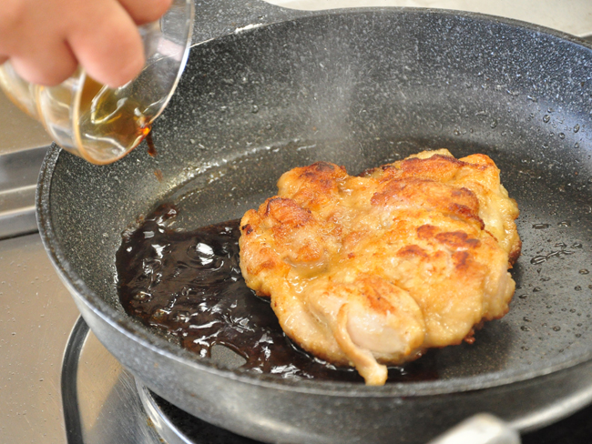 R_8月27日号6面クッキングモロヘイヤのネバネバ丼写真3 DSC_1004