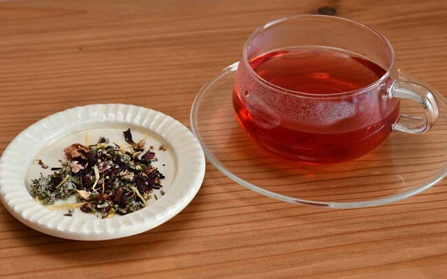 ヤドカフェ・茶葉とカップ