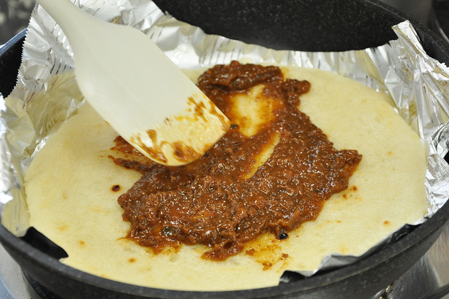 1009_HP米粉カレーピザ_カレーを塗る