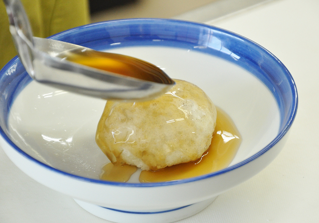 1211_HP里芋揚げまんじゅう_10あんをかける