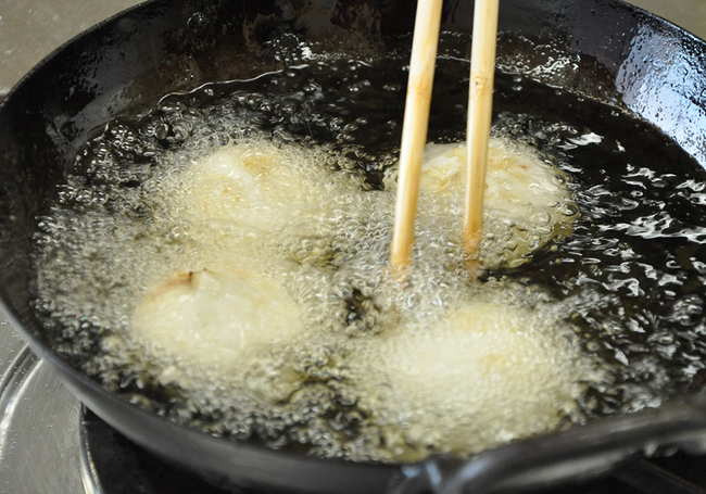 1211_HP里芋揚げまんじゅう_8揚げる