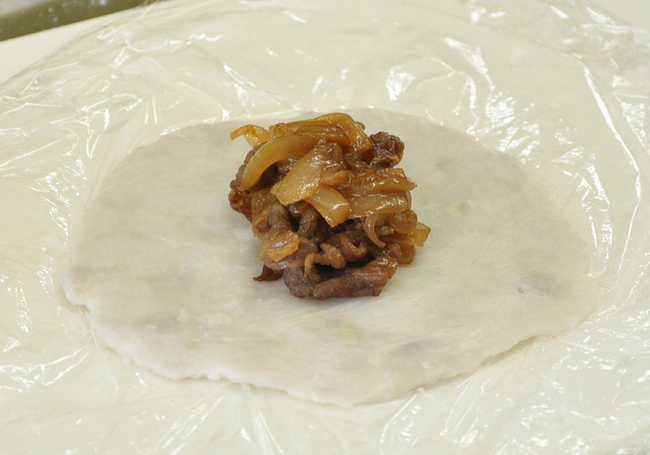 1211_HP里芋揚げまんじゅう_5肉あん置く