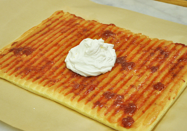 1217_ビュッシュ・ド・ノエル_クリームのせる