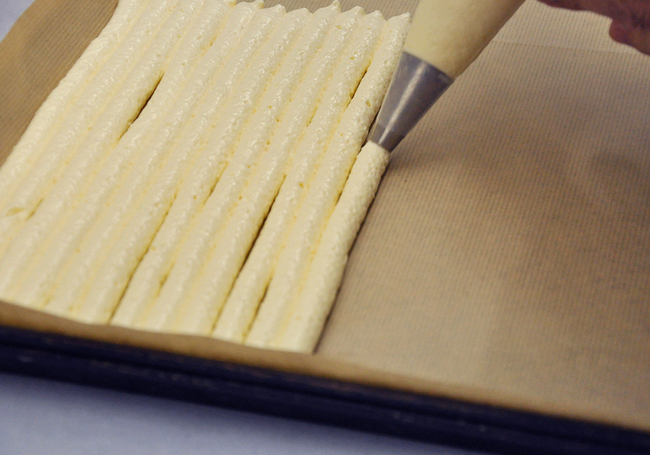 1217_ビュッシュ・ド・ノエル_生地を絞る