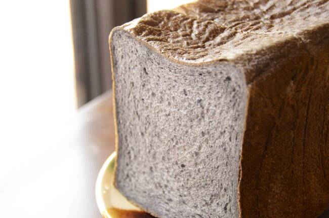 ルバーブチャコール食パン