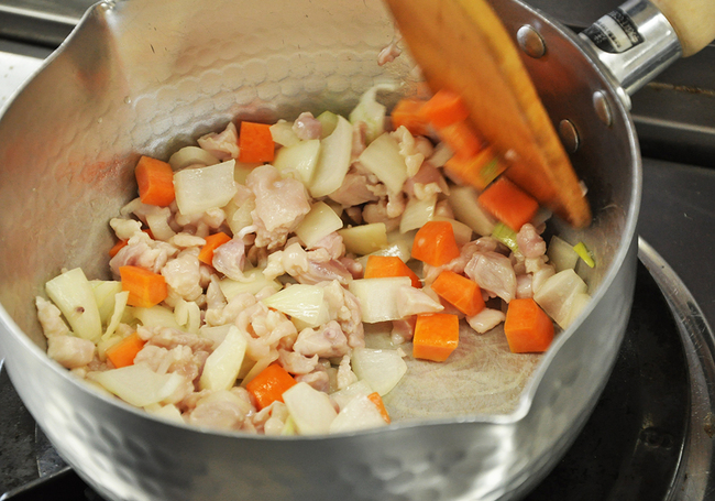 0109_チキンクリームホットパイ_野菜炒める