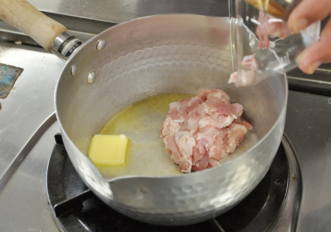 0109_チキンクリームホットパイ_肉炒める