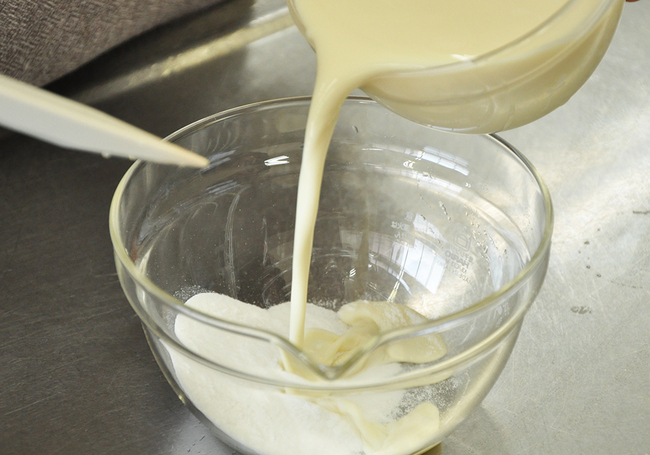 0109_チキンクリームホットパイ_米粉と牛乳1