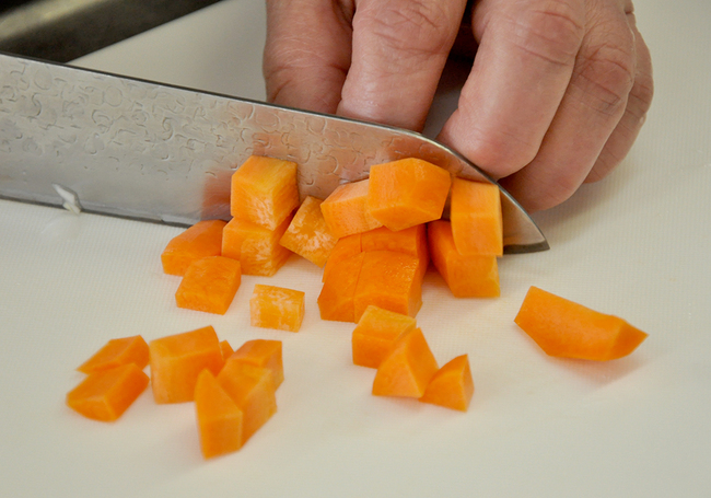 0109_チキンクリームホットパイ_野菜切る