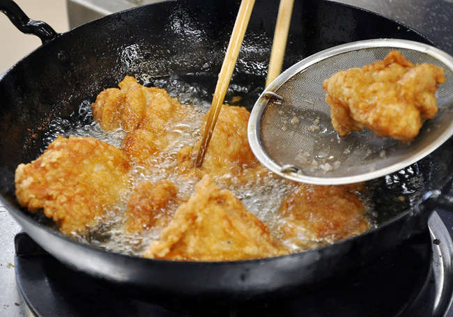 0203_HP鶏肉と冬野菜の唐揚げ_味付け_揚げる