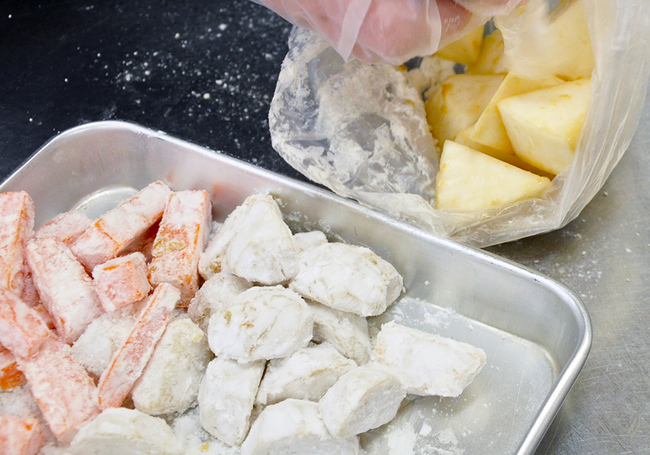 0203_HP鶏肉と冬野菜の唐揚げ_片栗粉2