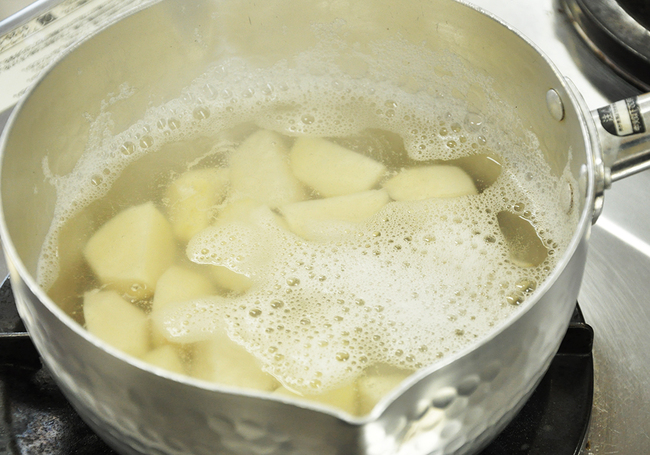 0203_HP鶏肉と冬野菜の唐揚げ_里芋茹でる