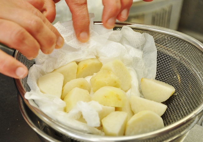 0203_HP鶏肉と冬野菜の唐揚げ_里芋水気拭く