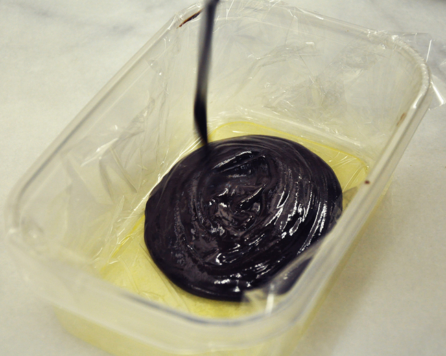 0222_フォンダンショコラ_ガナッシュ容器に入れる