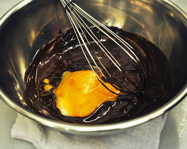 0222_フォンダンショコラ_チョコ生地玉子投入