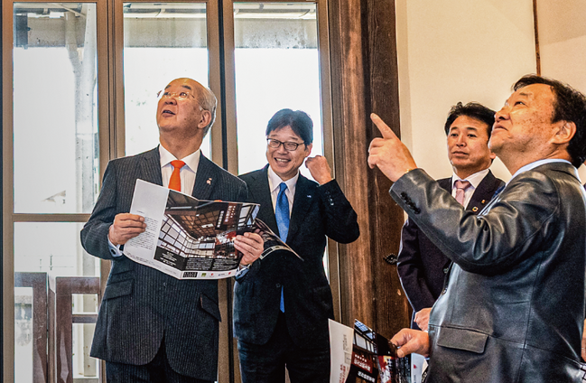 座談会-見学の様子