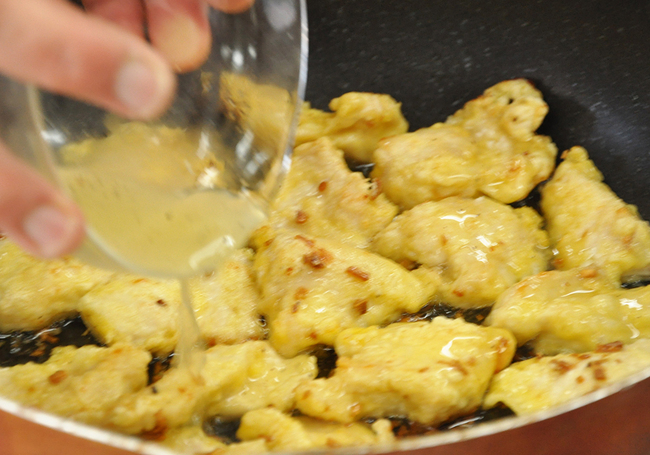 0408_鶏むね肉と春菊のサラダ_レモンかける 