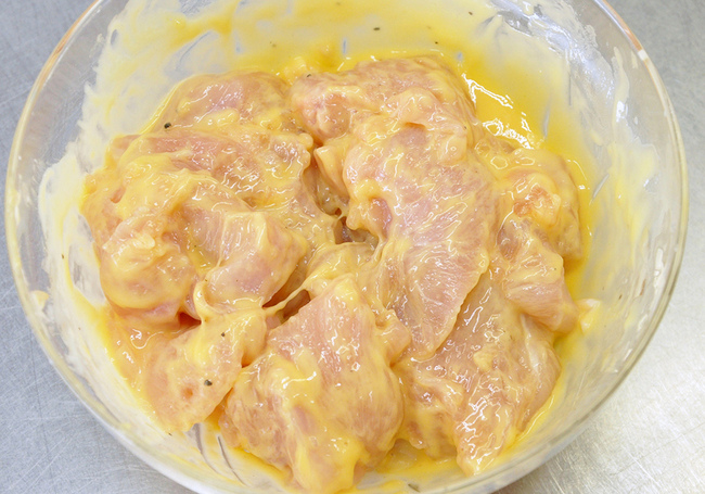 0408_鶏むね肉と春菊のサラダ_衣つける