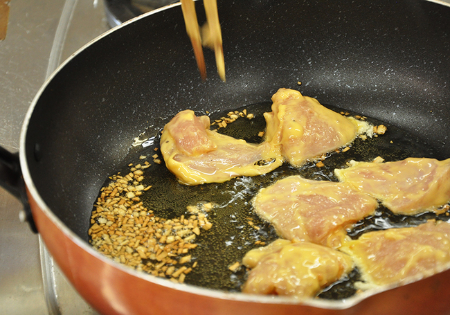 0408_鶏むね肉と春菊のサラダ_焼く