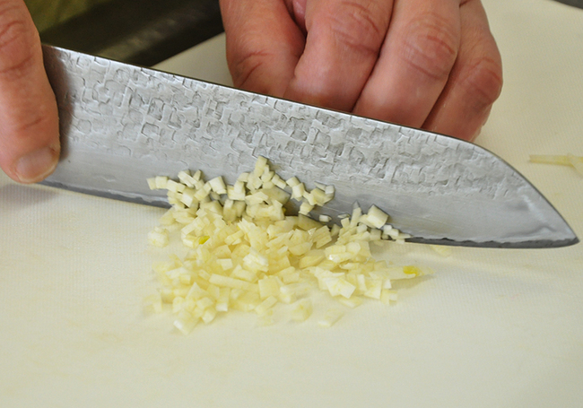 0408_鶏むね肉と春菊のサラダ_ニンニク