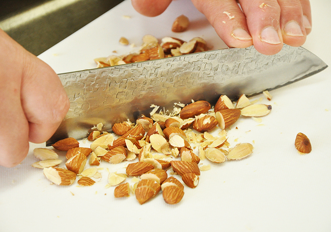 0408_鶏むね肉と春菊のサラダ_アーモンド