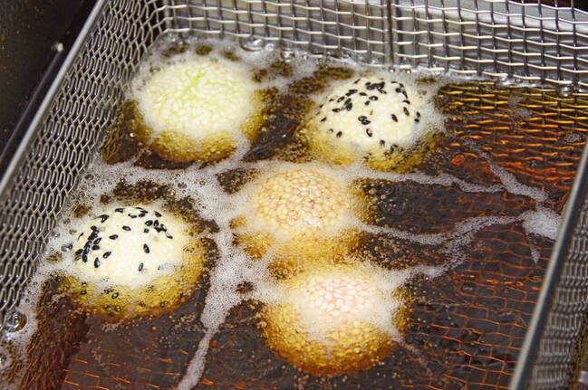 ぐーちゃ団子揚げる