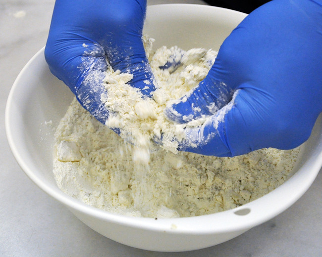 0422_手でつぶす