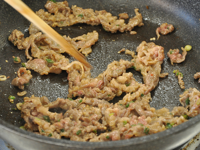 0511_ビビンバ丼_お肉を炒める