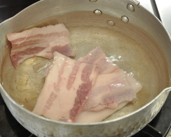 0612_豚肉茹でる1