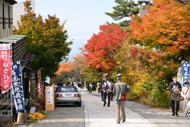 R見頃を迎えた大山の紅葉を写真に収める観光客=鳥取県江府町大河原、鍵掛峠展望台20251105
