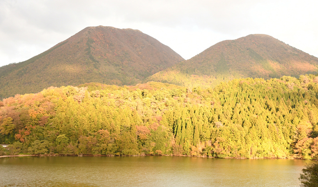 R紅葉した三瓶山と浮布池‖大田市三瓶町20251110