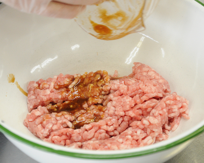 1007_肉に調味料入れる